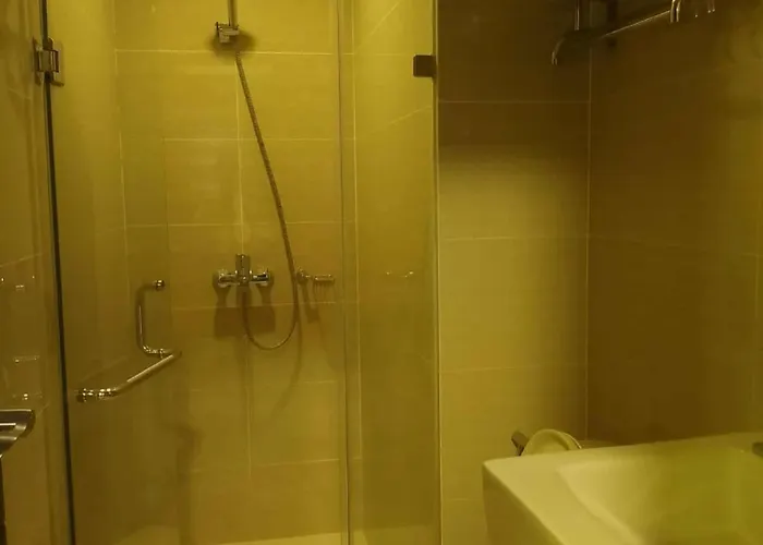 Walkable To And From Naia 3 And World Aparthotel